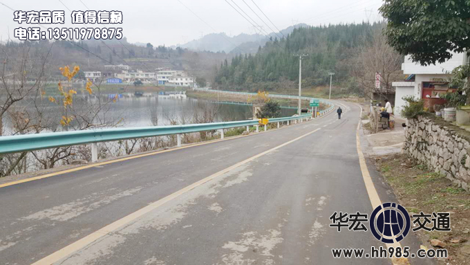 百花湖已安装完成的波形护栏 14523921204871687.jpg